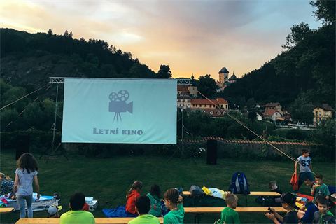Promítání Putovního kina u Karlštejna