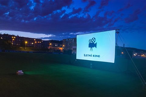Promítání Putovního kina pod širým nebem
