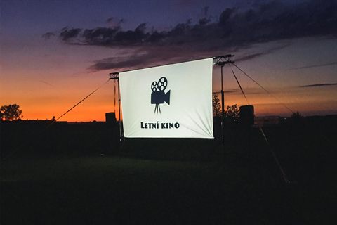 Plátno Putovního kina za soumraku