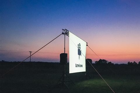 Promítání Putovního kina u vody v údolí