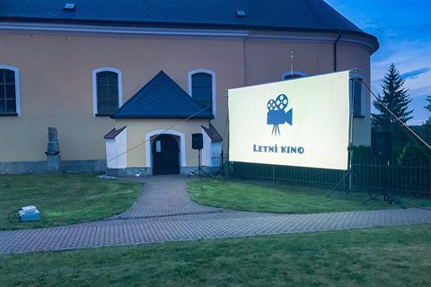 Plátno Putovního kina při západu slunce