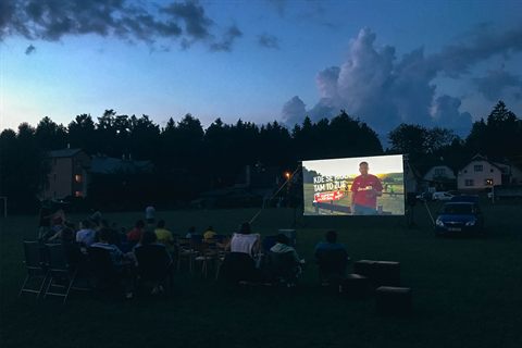 Diváci na promítání Putovního kina za soumraku
