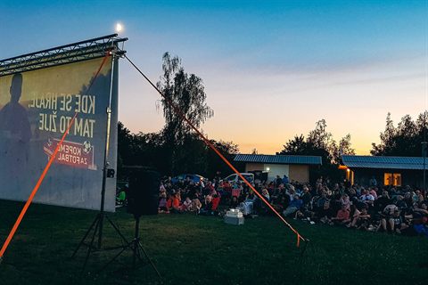 Diváci na promítání Putovního kina pod hvězdami